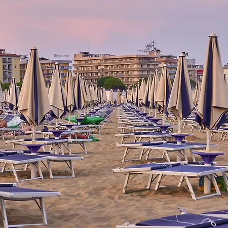 Beachfront With Terrace And Shared Pool Appartamento