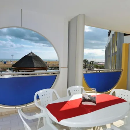 Beachfront With Terrace And Shared Pool Appartamento *