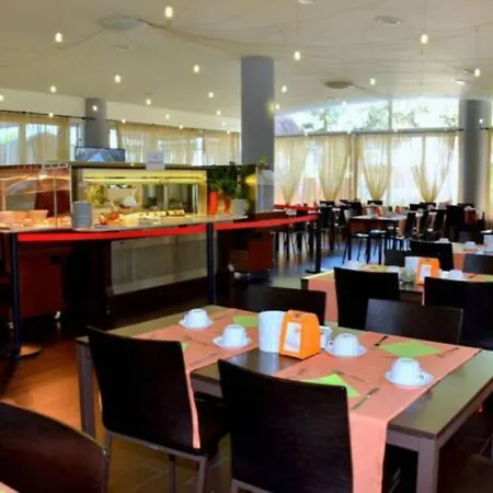 Beachfront With Terrace And Shared Pool Apartament